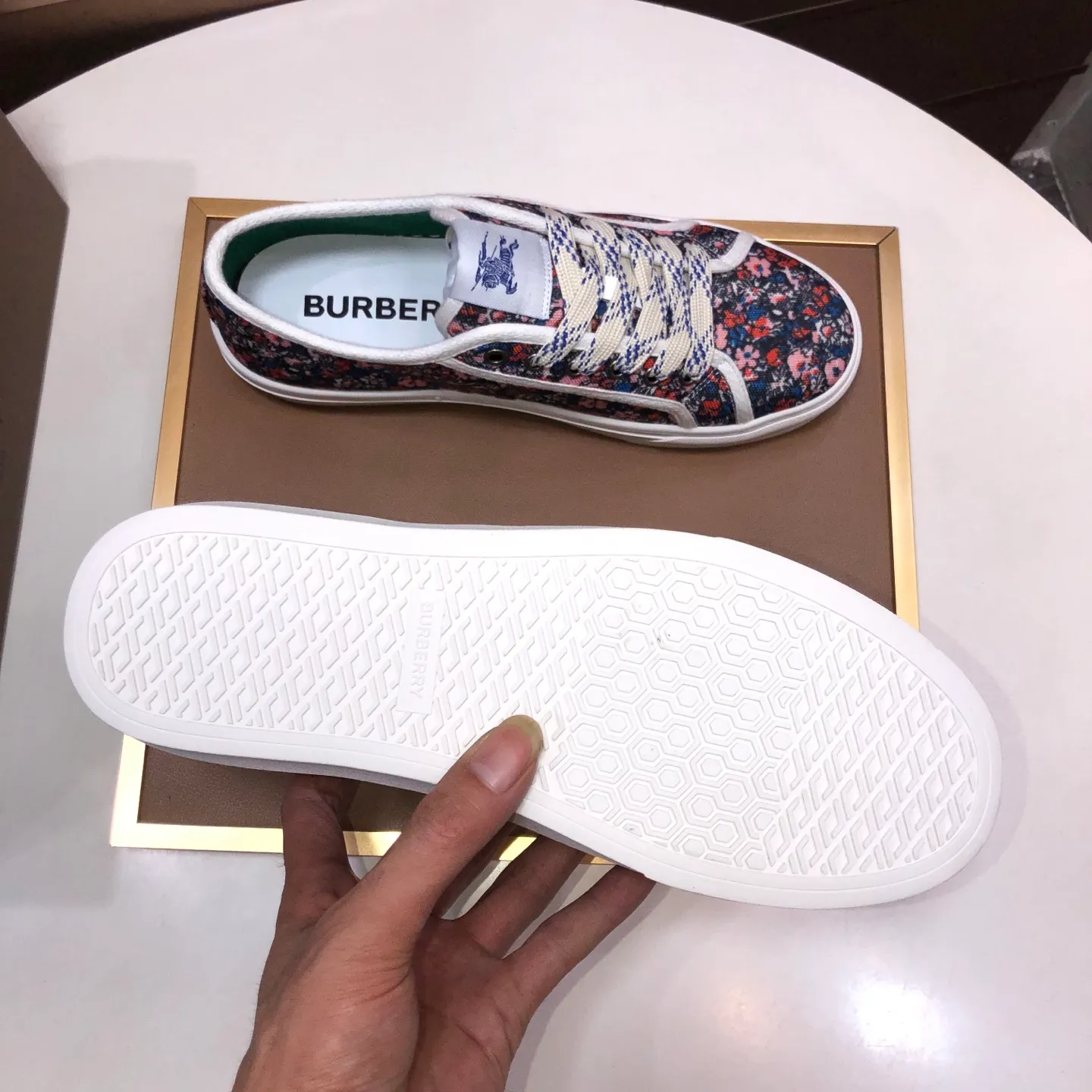 Men's shoes💰460💰【Burberry】Classic low-top sneakers｜Imported cowhide with classic plaid fabric｜Sheepskin lining｜Original outsole｜Fine workmanship and comfortable to wear Size: 38-44 (customized at 45)